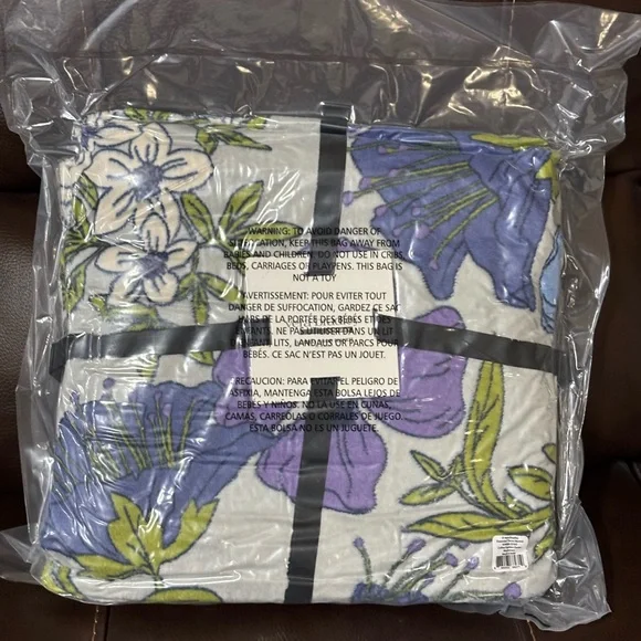 Vera Bradley EssentialThrow Blanket - Picture 1 of 4